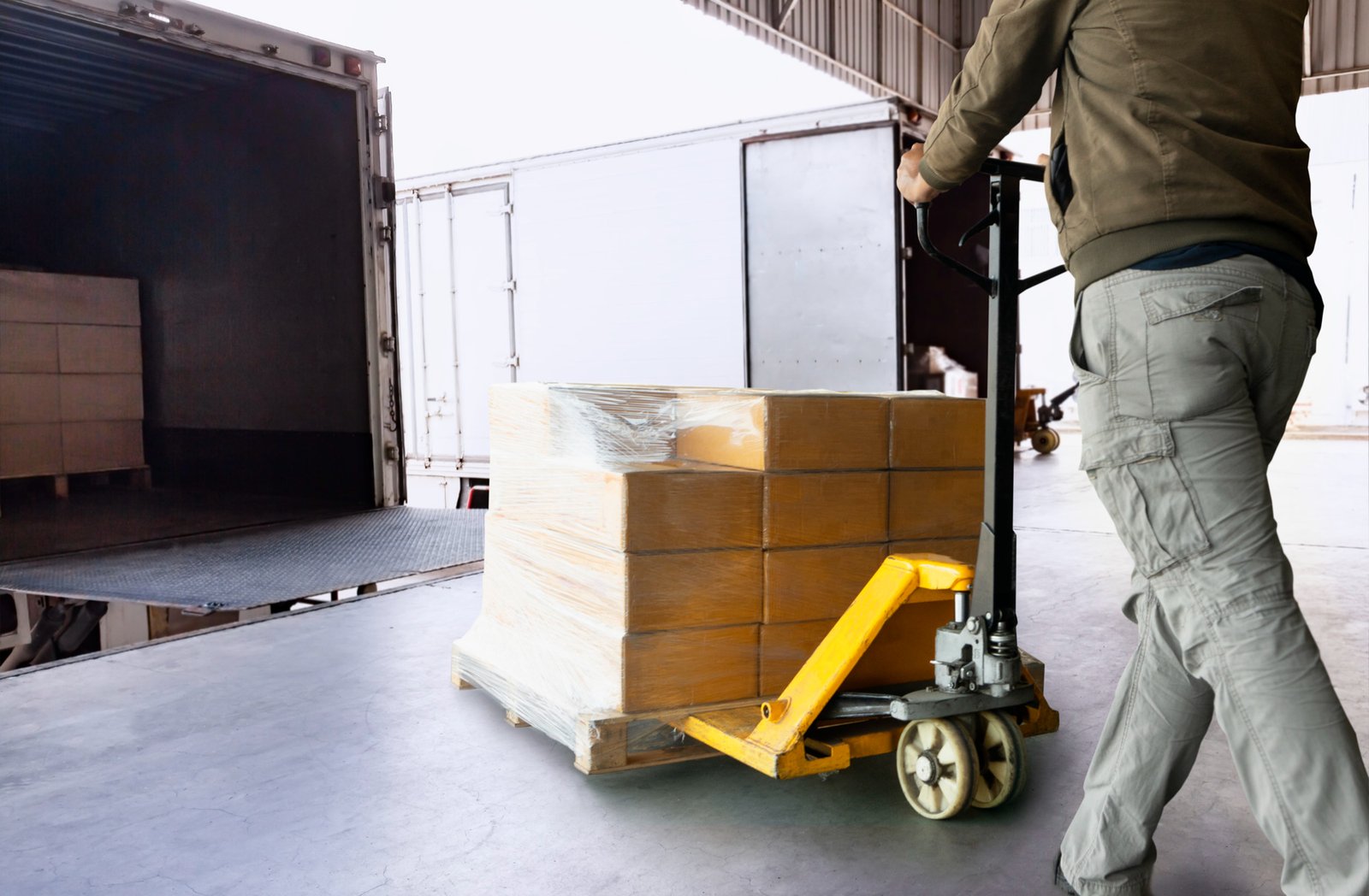 Overnight Pallet Delivery, Why Tracking & Visibility Matter in Overnight Pallet services